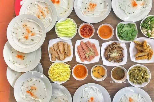 Bánh ướt chồng đĩa và các kiểu ăn uống lạ ở TP.HCM