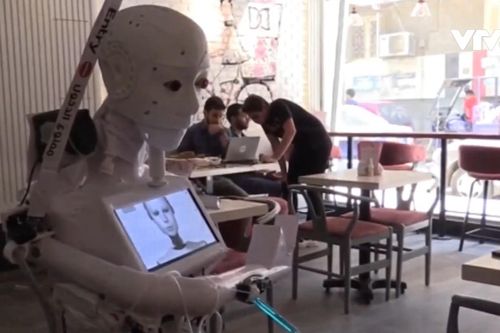 Robot tự chế giúp ứng phó đại dịch