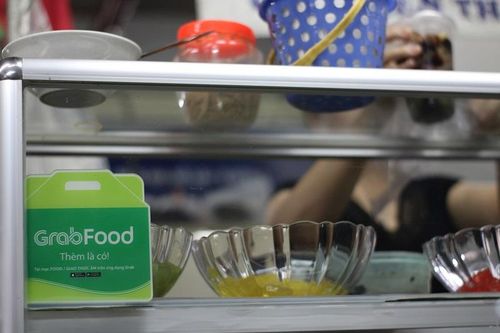 Tiểu thương chợ Mơ bán hàng online cầm cự qua ngày