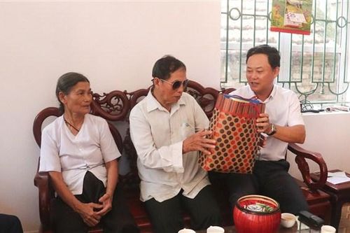 Lãnh đạo huyện Gia Lâm thăm, tặng quà cán bộ lão thành cách mạng nhân dịp 2/9