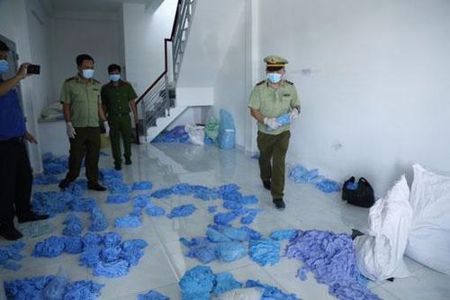 Phát hiện hàng chục tấn găng tay y tế đã qua sử dụng tại Bình Dương