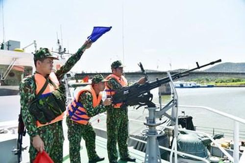 Những người lính trên con tàu ST-294