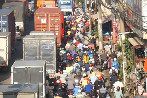 Va chạm liên hoàn 3 xe trên quốc lộ 1, giao thông ùn ứ kéo dài nhiều km