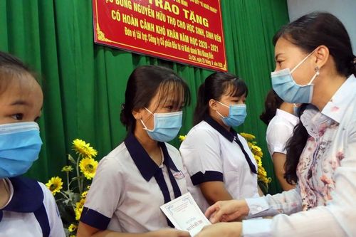 Trao 184 suất học bổng Nguyễn Hữu Thọ tại Củ Chi