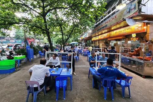 Bia hơi, quán phở... dựng vách ngăn phòng COVID-19 ở Hà Nội