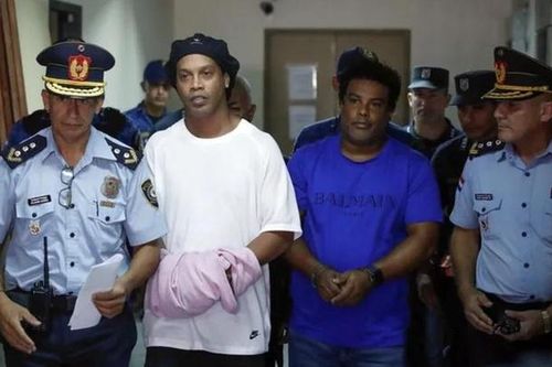 Nhà vô địch World Cup 2002 Ronaldinho được trả tự do