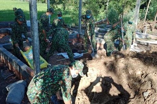 Khởi công xây dựng 'Nhà tình thương' cho gia đình có hoàn cảnh khó khăn