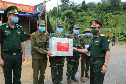 Thứ trưởng Bộ Quốc phòng kiểm tra, tặng quà các chốt phòng, chống dịch Covid-19 của BĐBP Lào Cai