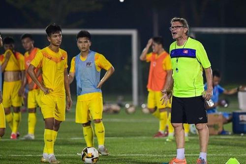 U19 Việt Nam chăm chỉ luyện công trong đêm
