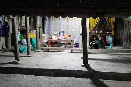 Ngã xuống bể cá nhà hàng xóm, bé gái 17 tháng tuổi chết đuối thương tâm