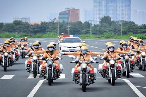 Lần đầu ra mắt đội hình nữ Cảnh sát giao thông dẫn đoàn