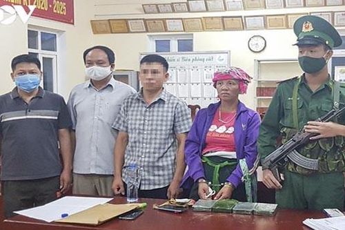 Bắt một phụ nữ người Lào khi đang mang 4 bánh heroin vào Việt Nam