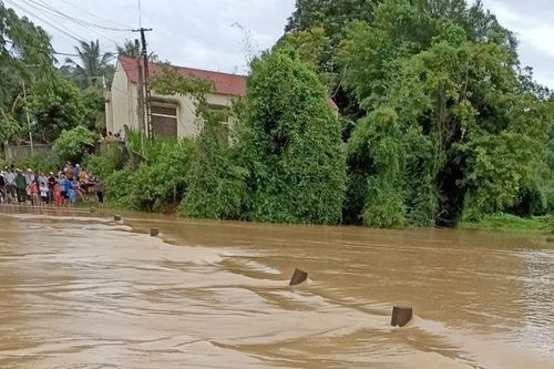 Nữ sinh lớp 9 bị lũ cuốn tử vong khi qua cầu tràn