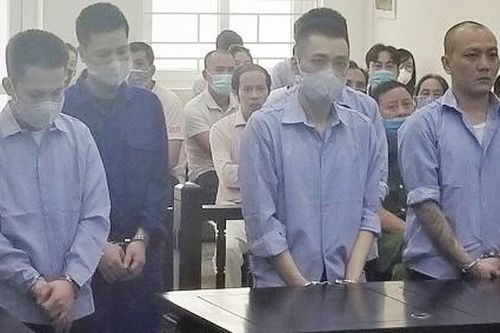 Một cán bộ công an bị nhóm đối tượng dí dao vào cổ 'đòi tiền'