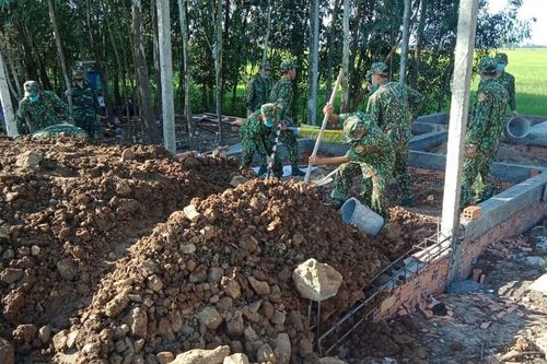 Khởi công xây dựng nhà tình thương cho gia đình 'con nuôi' Đồn Biên phòng