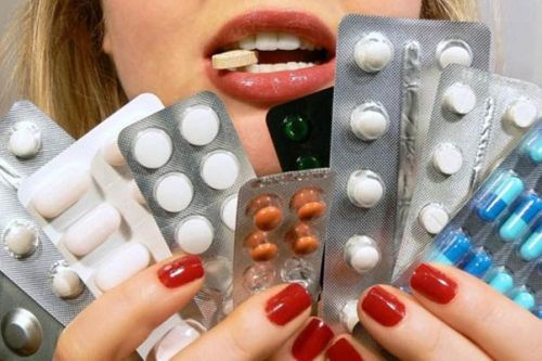 Tự dùng thuốc giảm đau, một phụ nữ suýt chết