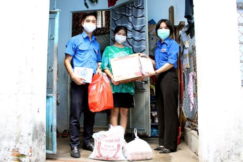 140 suất quà tiếp sức học trò nghèo trong tâm dịch đến trường