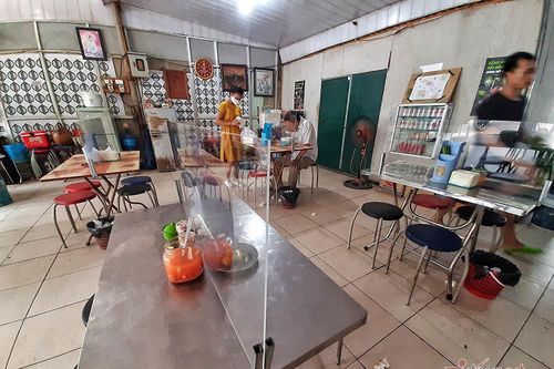 Nhiều hàng quán ở Hà Nội chưa thực hiện giãn cách, nguy cơ nhiễm Covid-19 rất cao