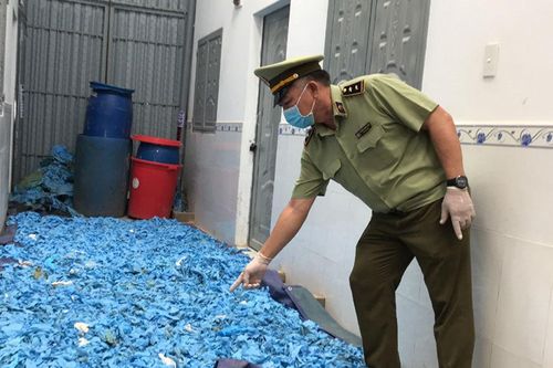 Bắt 47 tấn găng tay y tế đã sử dụng, hàng nghìn quần áo giả