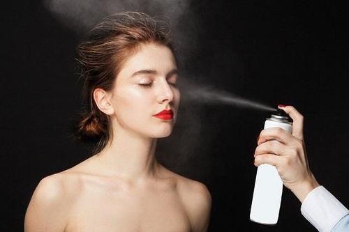 5 công dụng bất ngờ của nước xịt khoáng