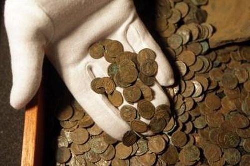 Hai học sinh tìm thấy kho báu tiền xu vàng ròng 1.100 năm tuổi