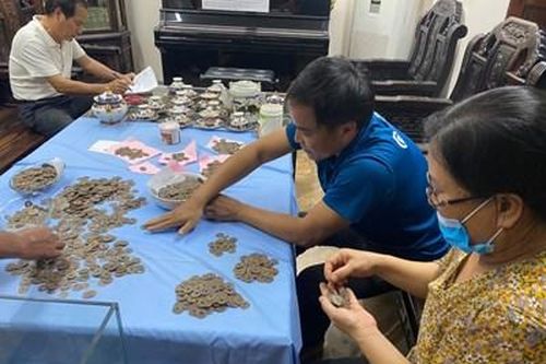 Hà Tĩnh: Tìm thấy gần 100 kg tiền xu cổ trong lúc đào đất làm móng nhà