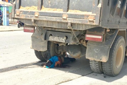 Va chạm ở ngã tư, người phụ nữ tử vong dưới bánh xe tải