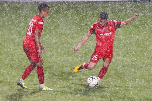 Tuyển thủ U22 VN đội mưa lớn tập luyện, quyết ghi điểm với thầy Park