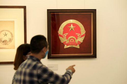 Khai mạc Triển lãm Phác thảo mẫu Quốc huy của họa sỹ Bùi Trang Chước