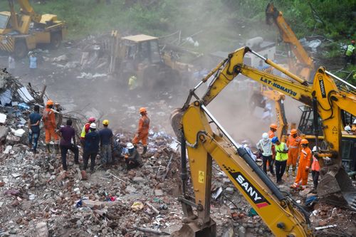 Sập nhà năm tầng ở Ấn Độ: Đưa 2 thi thể ra khỏi đống đổ nát