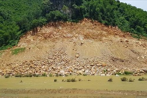 Thanh Hóa: Hàng chục ngàn m3 đất, đá thải đổ xuống sông Lò