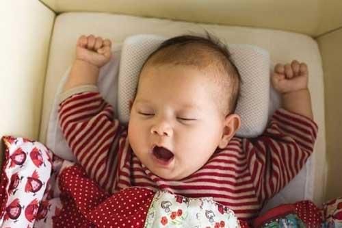 Cho trẻ sơ sinh nằm gối để không bị méo đầu: Sai lầm tai hại dễ khiến con gặp nguy hiểm