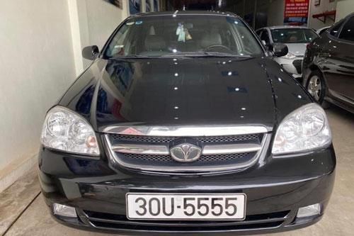 Xe 'cỏ' 12 năm, biển số VIP, đắt hơn giá thị trường cả trăm triệu đồng