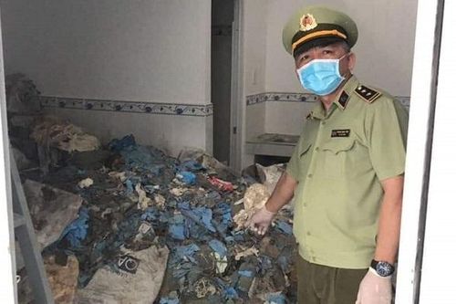 Bình Dương: Phát hiện tụ điểm sơ chế 156.000 găng tay y tế và quần áo chống dịch đã qua sử dụng