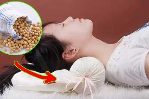 Thử cho một ít hạt đậu nành vào ruột gối, bệnh đau cổ vai gáy sẽ 'biến mất' đầy bất ngờ
