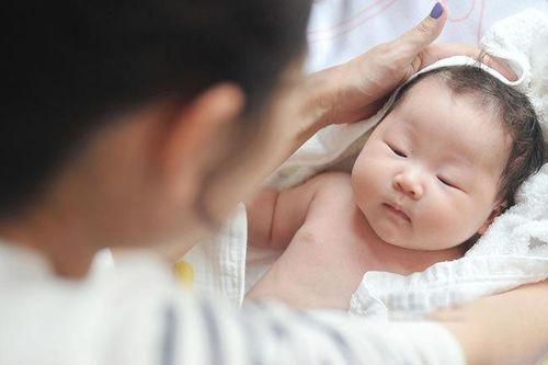Trẻ sơ sinh có 4 biểu hiện này chứng tỏ bé thông minh hơn người, chỉ số IQ cao vút