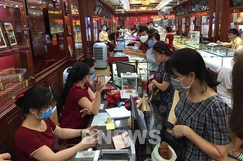 Giá vàng sáng 25/8 lùi về sát mốc 56 triệu đồng/lượng