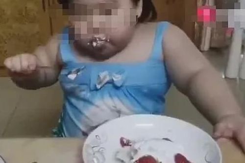 Bé gái 3 tuổi bị bố mẹ 'vỗ béo' tới 35kg để livestream kiếm tiền