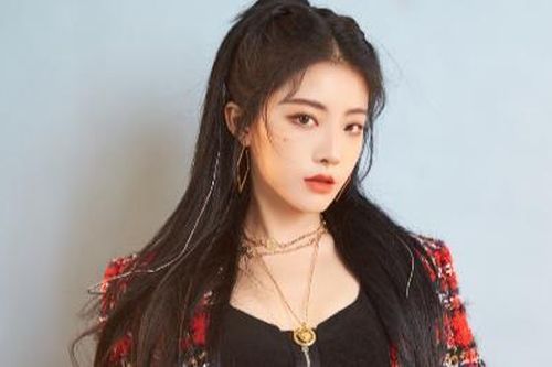 Dụ Ngôn (The9) bị tên 'sói đội lốt cừu' sàm sỡ vòng một ngay nơi công cộng