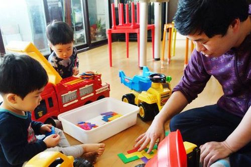 Số nam giới Hàn Quốc ở nhà chăm sóc con tăng mạnh
