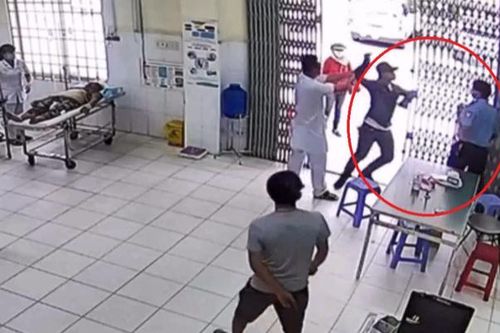 Nha Trang: Bị nhắc nhở đeo khẩu trang, nam thanh niên dùng dao tấn công bảo vệ