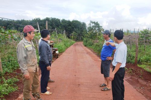 Người dân Chư Prông chung sức xây dựng nông thôn mới