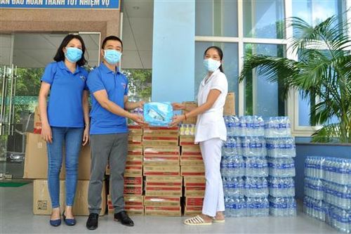 Trao quà hỗ trợ Trung tâm Y tế huyện Hướng Hóa phòng, chống dịch bệnh