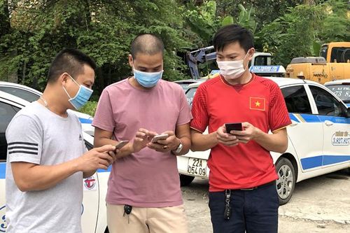 Cùng cài đặt ứng dụng Bluezone