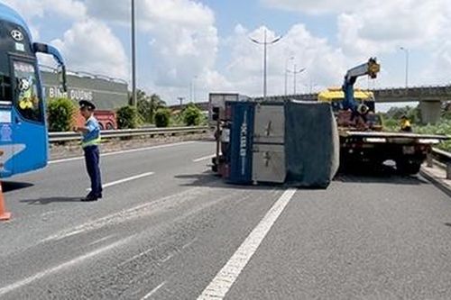 Xe tải lật ngang trên cao tốc TP HCM – Trung Lương, 2 người thoát chết