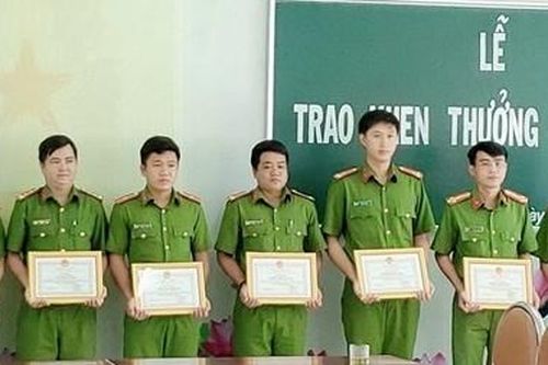 Khen thưởng 16 tập thể, cá nhân phá chuyên án đánh bạc trong công ty