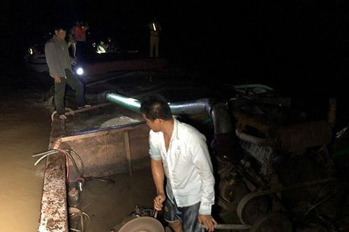Bắt giữ 3 phương tiện khai thác cát trái phép trên sông Hậu