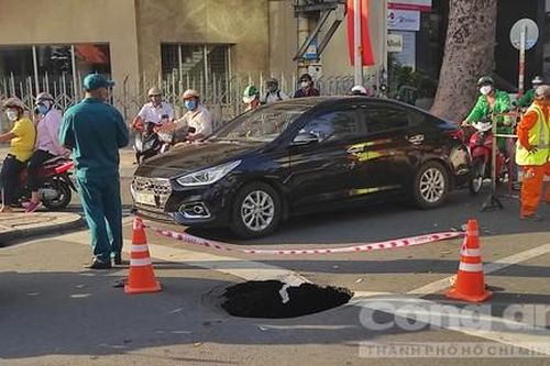 'Hố tử thần' xuất hiện ngay giao lộ ở trung tâm Sài Gòn