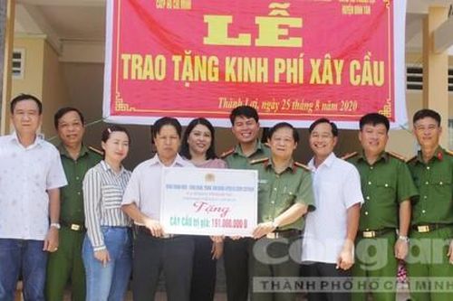 Trao quà, khánh thành nhà và trao tiền xây cầu ở Vĩnh Long