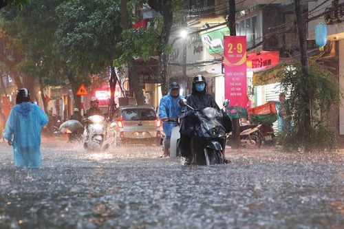 Đường phố Hà Nội ngập nặng sau trận mưa lớn